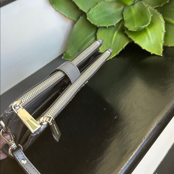 New Michael Kors Jet Set Travel Signature Logo Wristlet Clutch Wallet Monogram - Picture 4 of 9